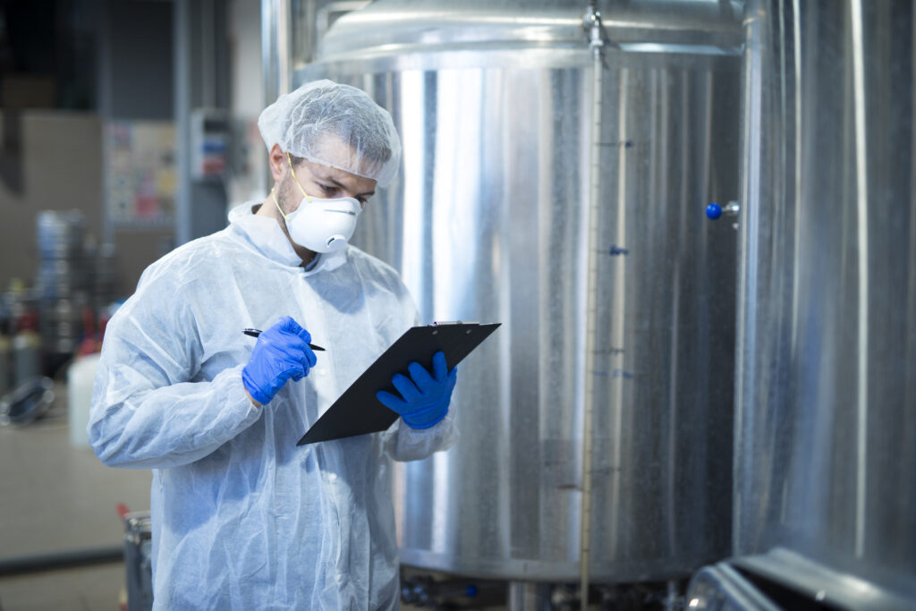 Un esperto controlla la produzione alimentare seguendo i principi del sistema HACCP.