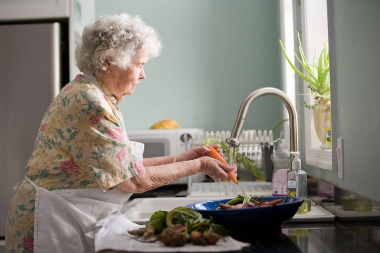 alimentazione degli anziani linee guida